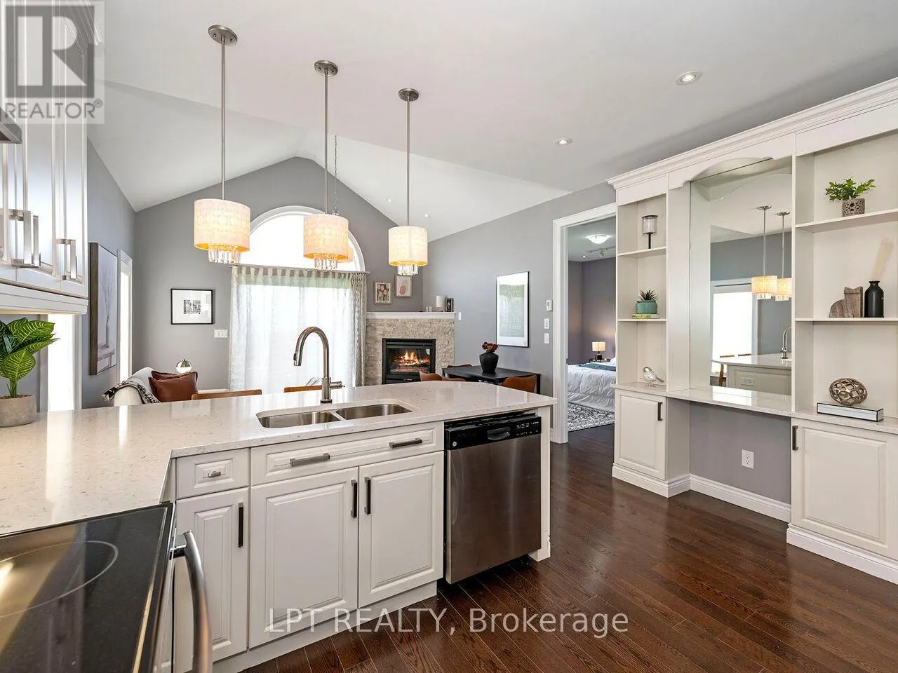 1 DORCHESTER BOULEVARD S