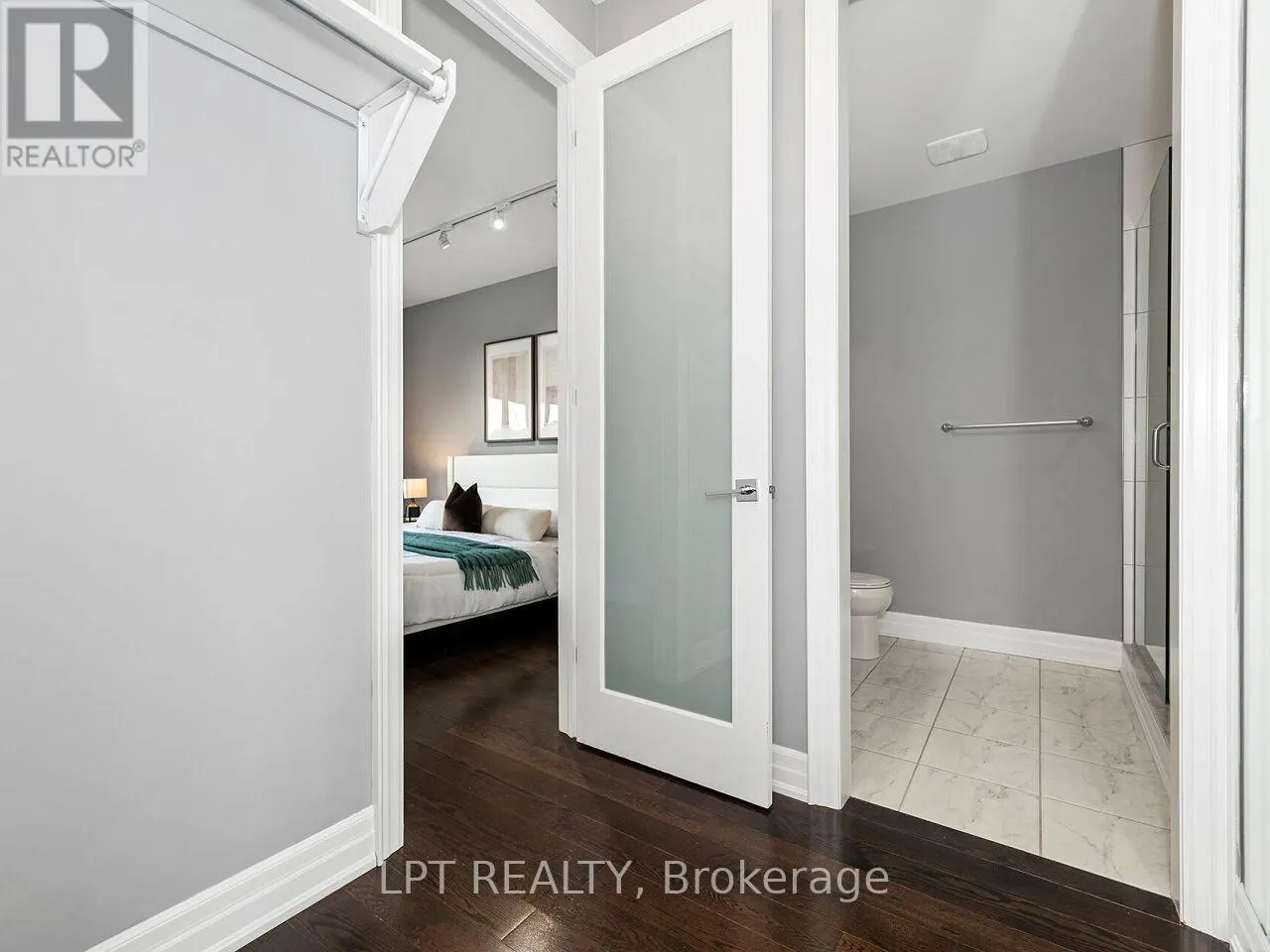 1 DORCHESTER BOULEVARD S