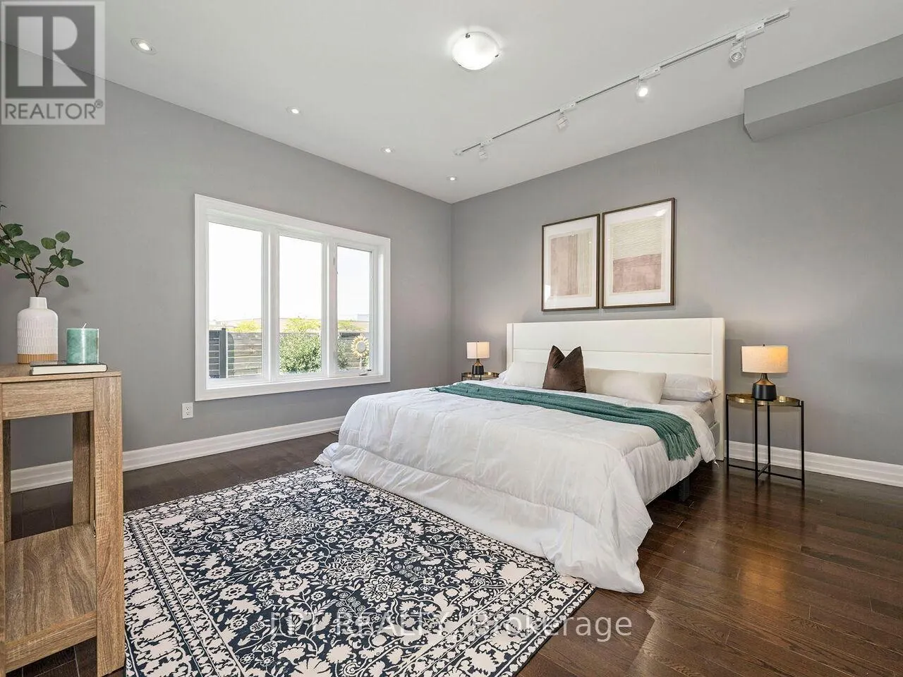 1 DORCHESTER BOULEVARD S