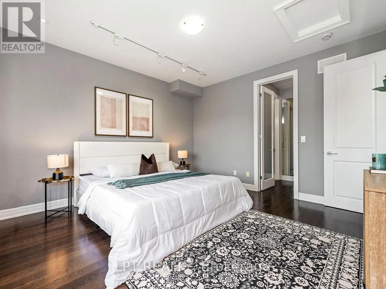1 DORCHESTER BOULEVARD S