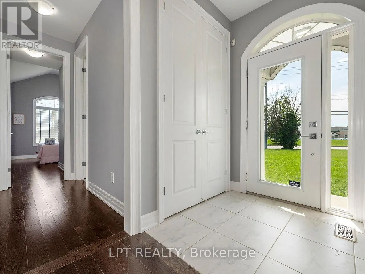 1 DORCHESTER BOULEVARD S