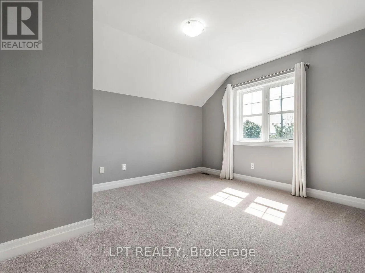 1 DORCHESTER BOULEVARD S
