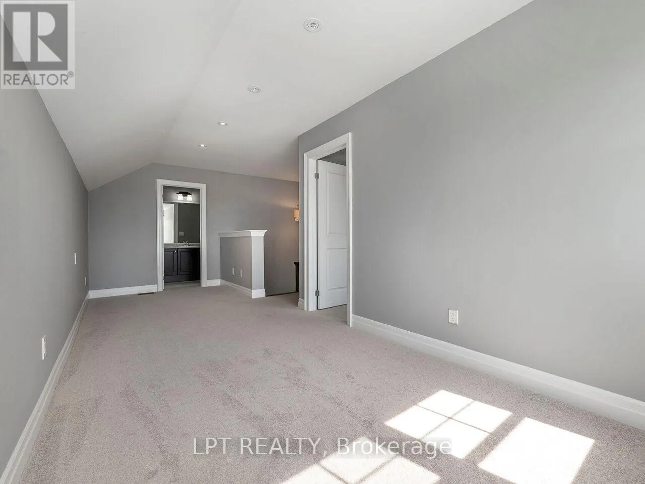 1 DORCHESTER BOULEVARD S