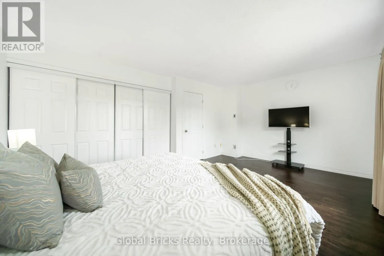 27 - 15 GREEN VALLEY DRIVE