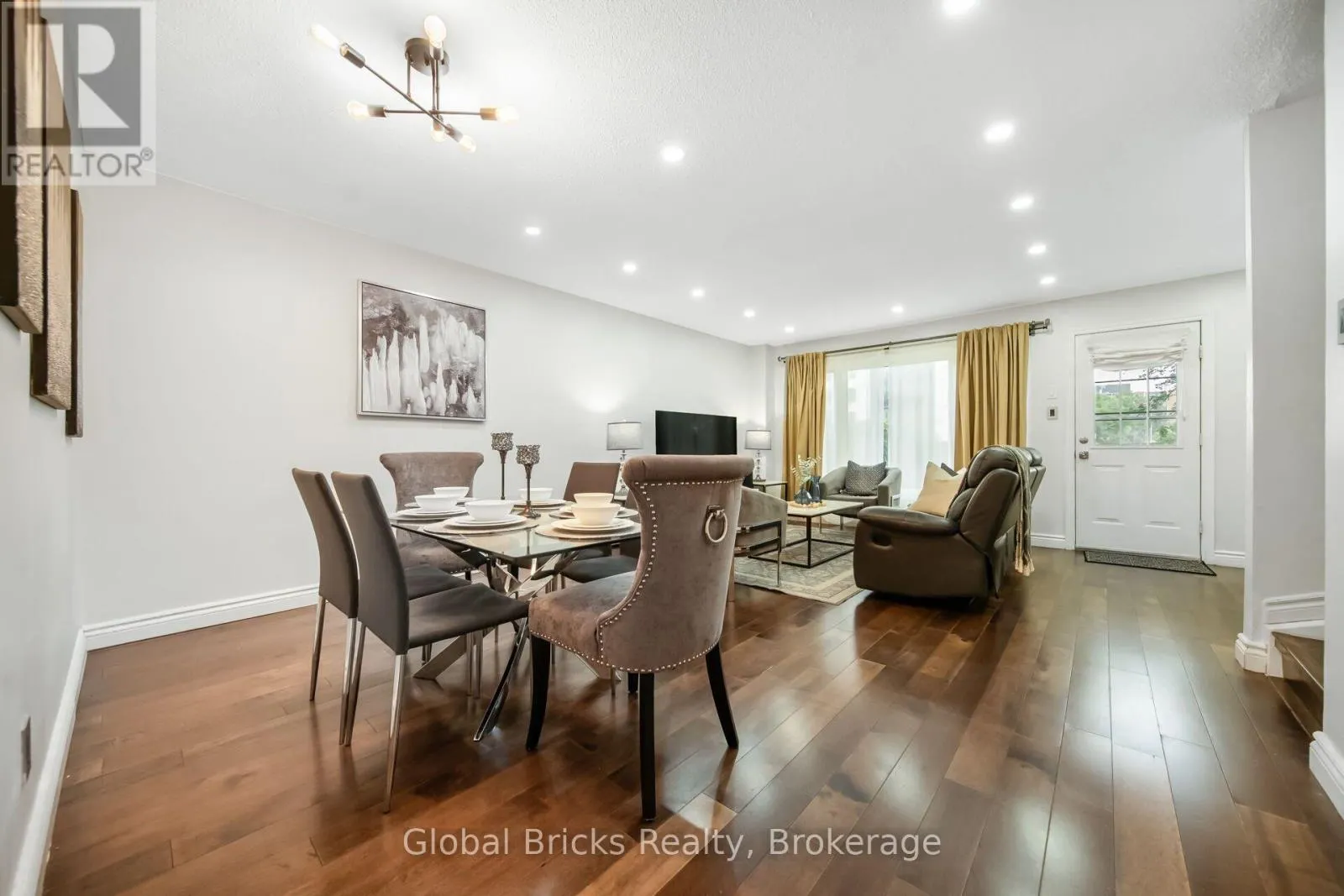 27 - 15 GREEN VALLEY DRIVE