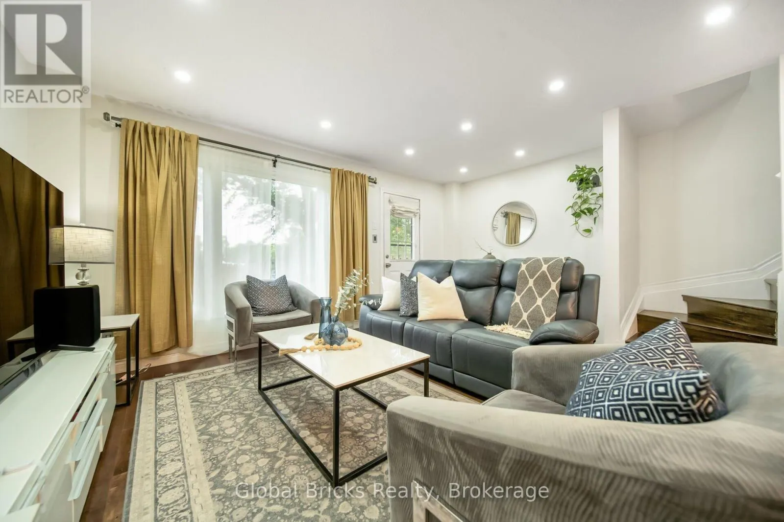 27 - 15 GREEN VALLEY DRIVE