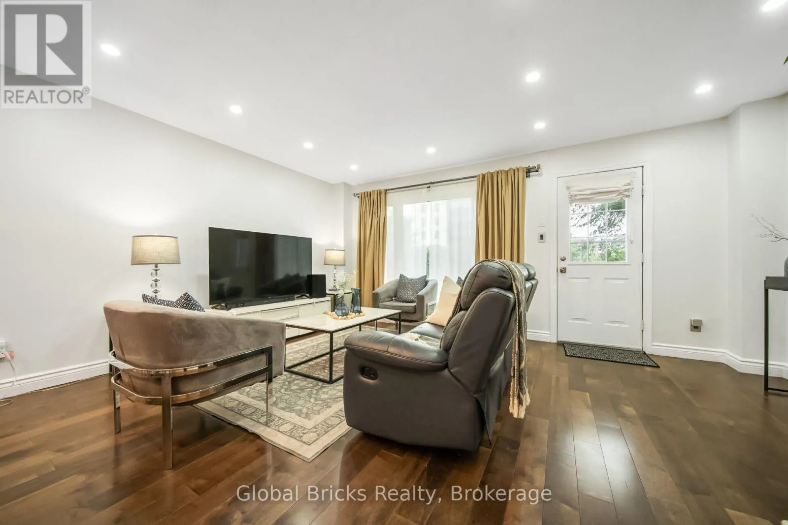 27 - 15 GREEN VALLEY DRIVE