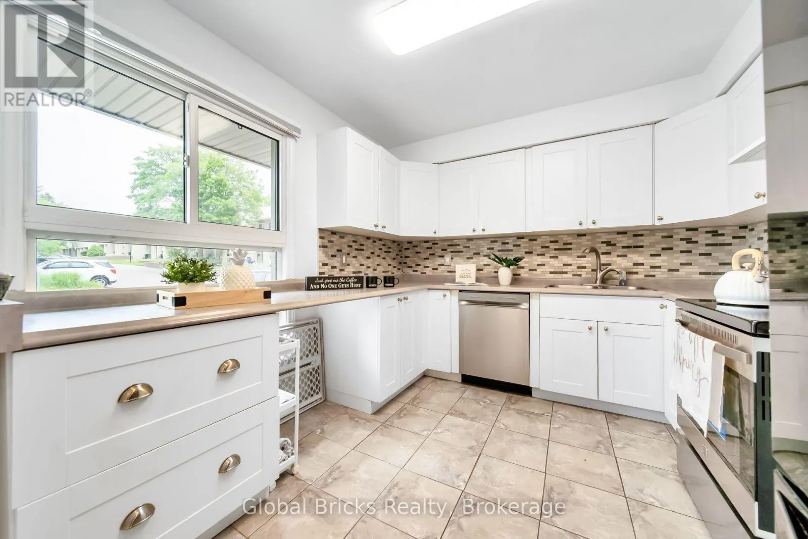 27 - 15 GREEN VALLEY DRIVE