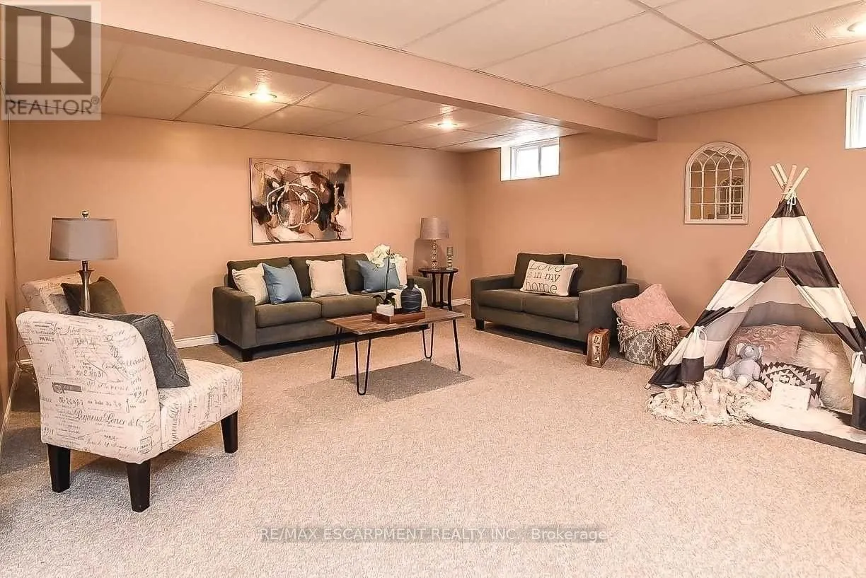 23 WOODSVIEW AVENUE W