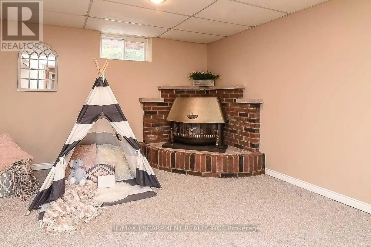 23 WOODSVIEW AVENUE W