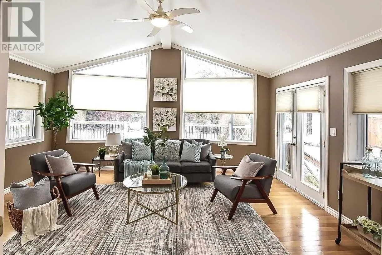23 WOODSVIEW AVENUE W