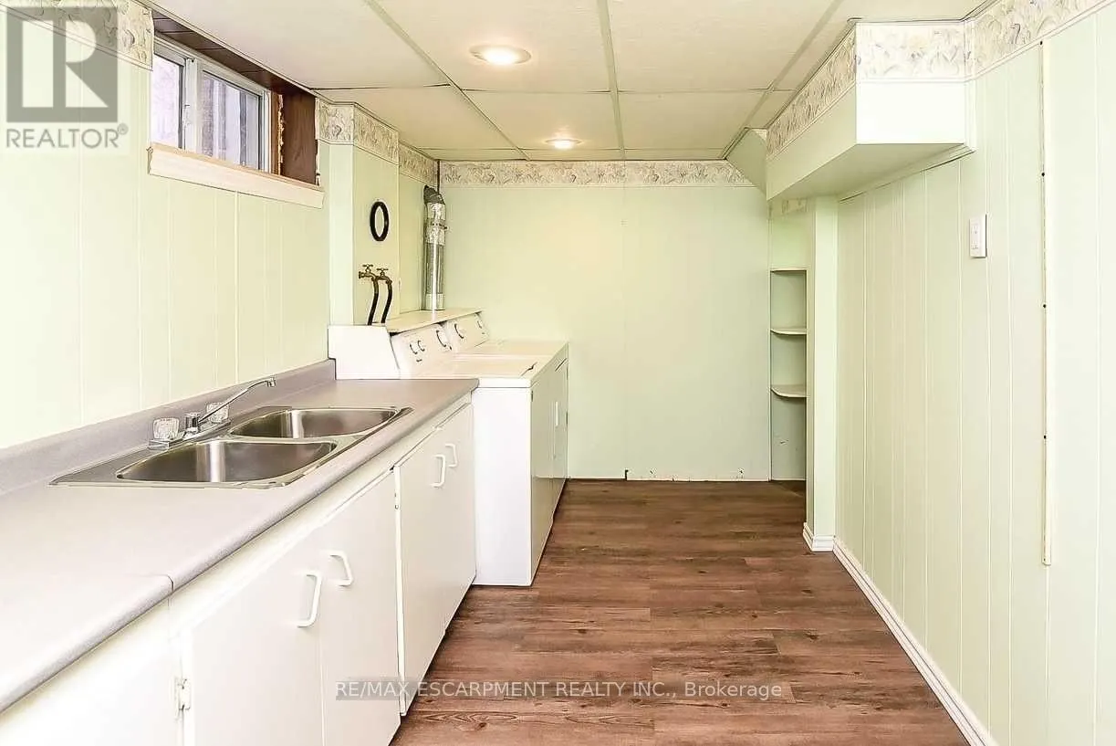 23 WOODSVIEW AVENUE W
