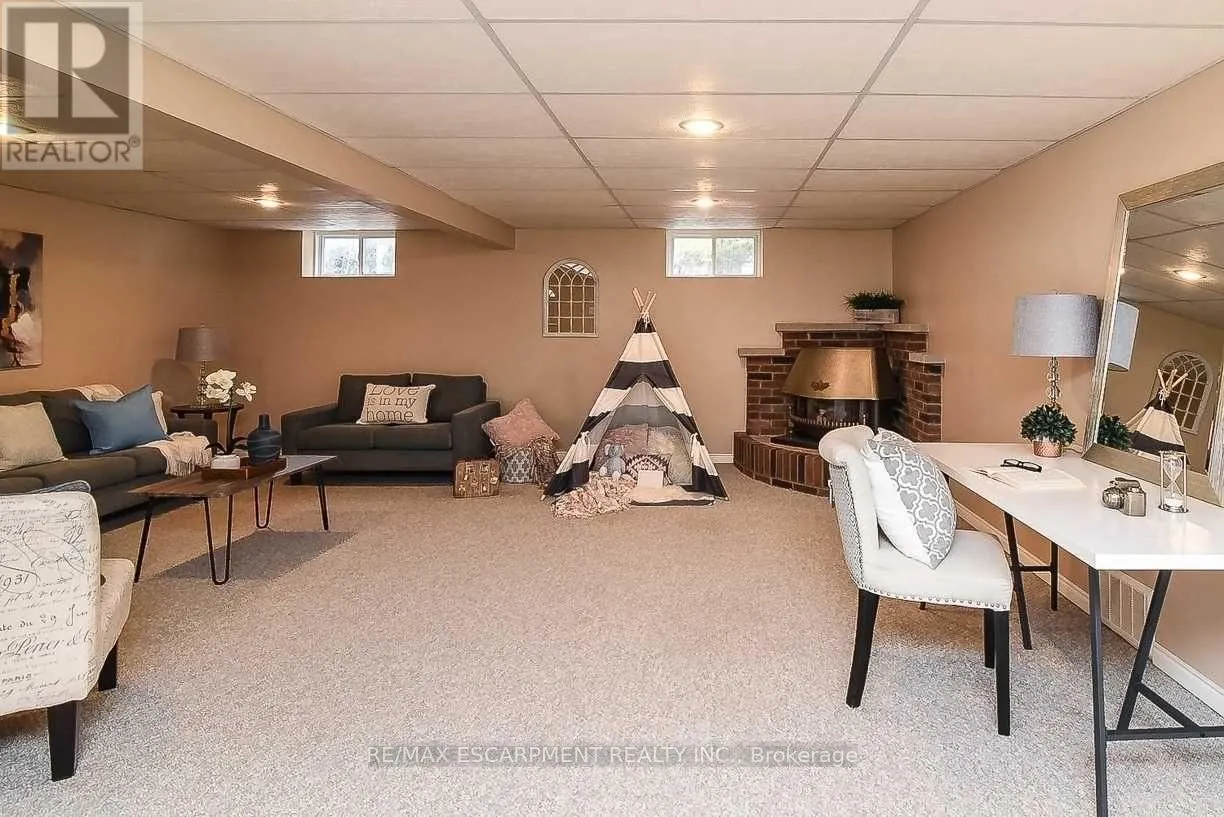 23 WOODSVIEW AVENUE W