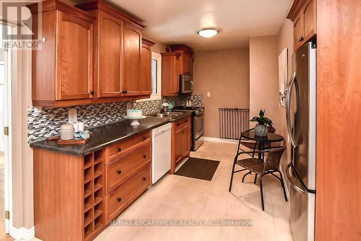 23 WOODSVIEW AVENUE W