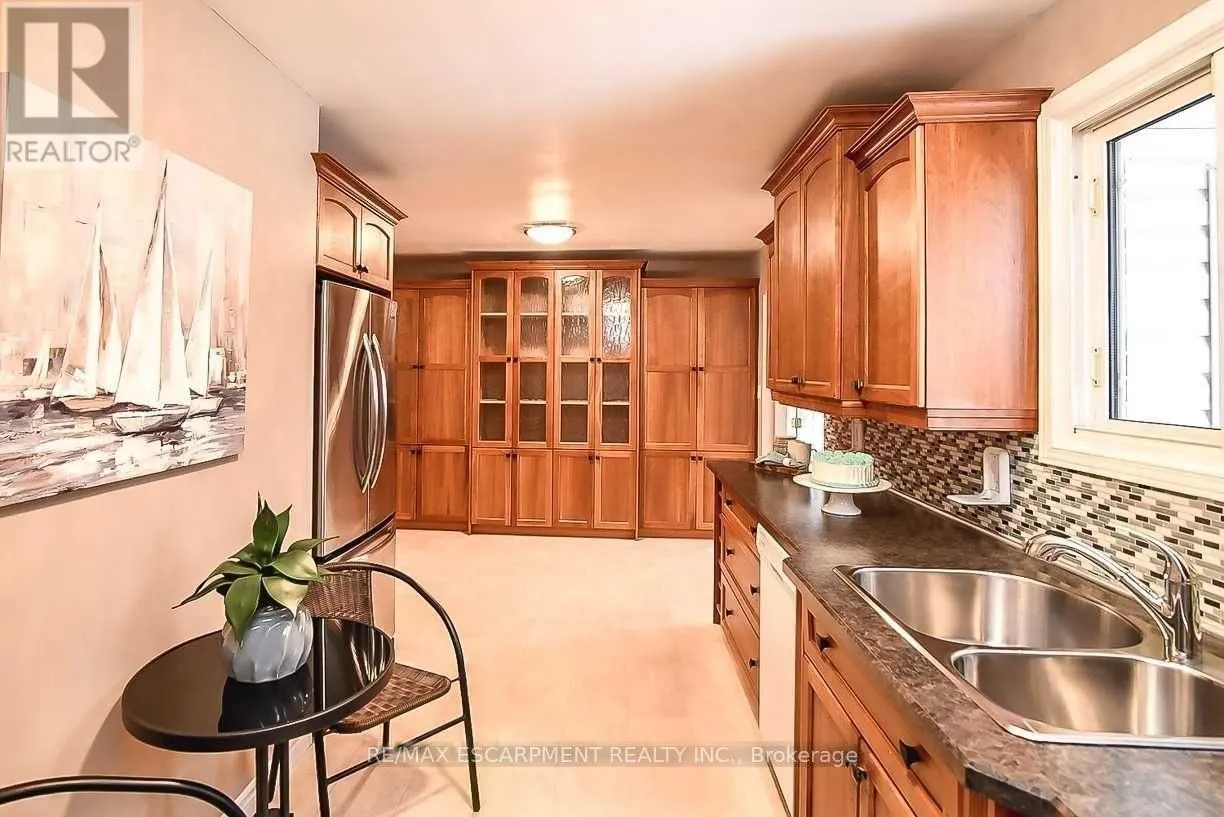 23 WOODSVIEW AVENUE W