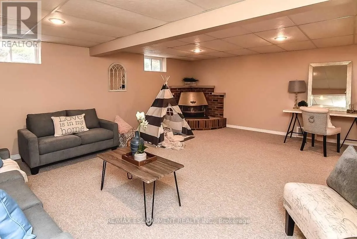 23 WOODSVIEW AVENUE W
