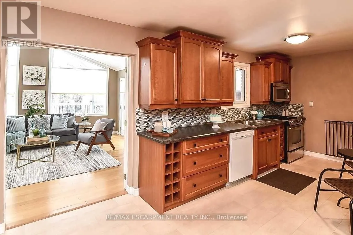 23 WOODSVIEW AVENUE W