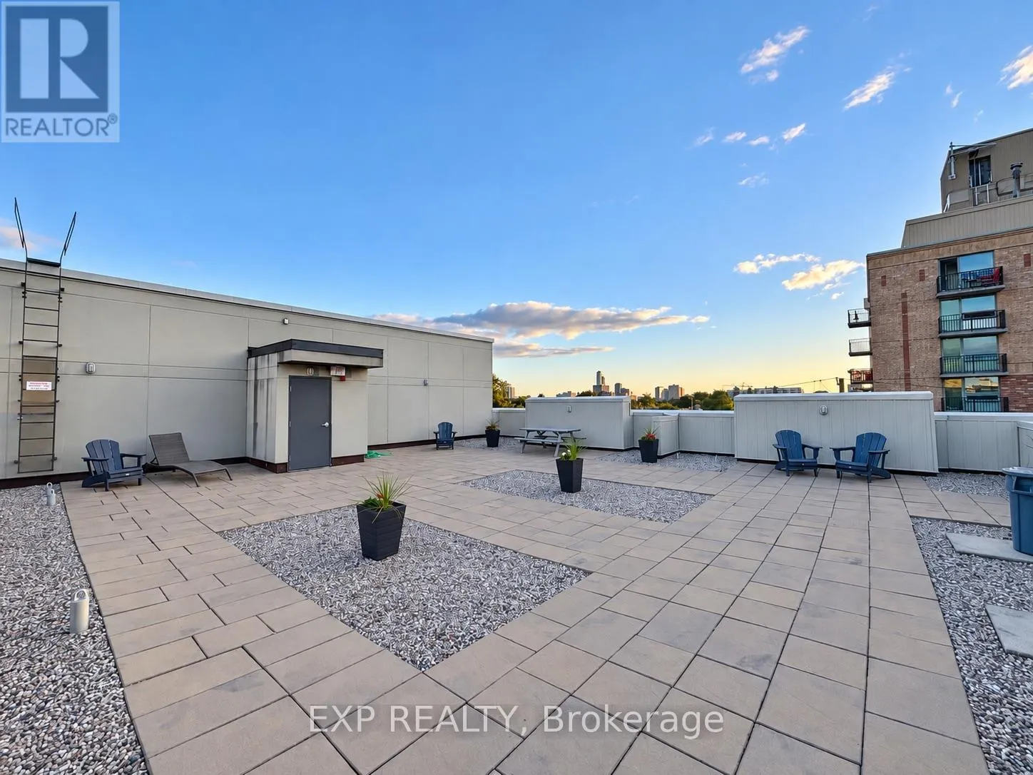 108 - 429 KENT STREET
