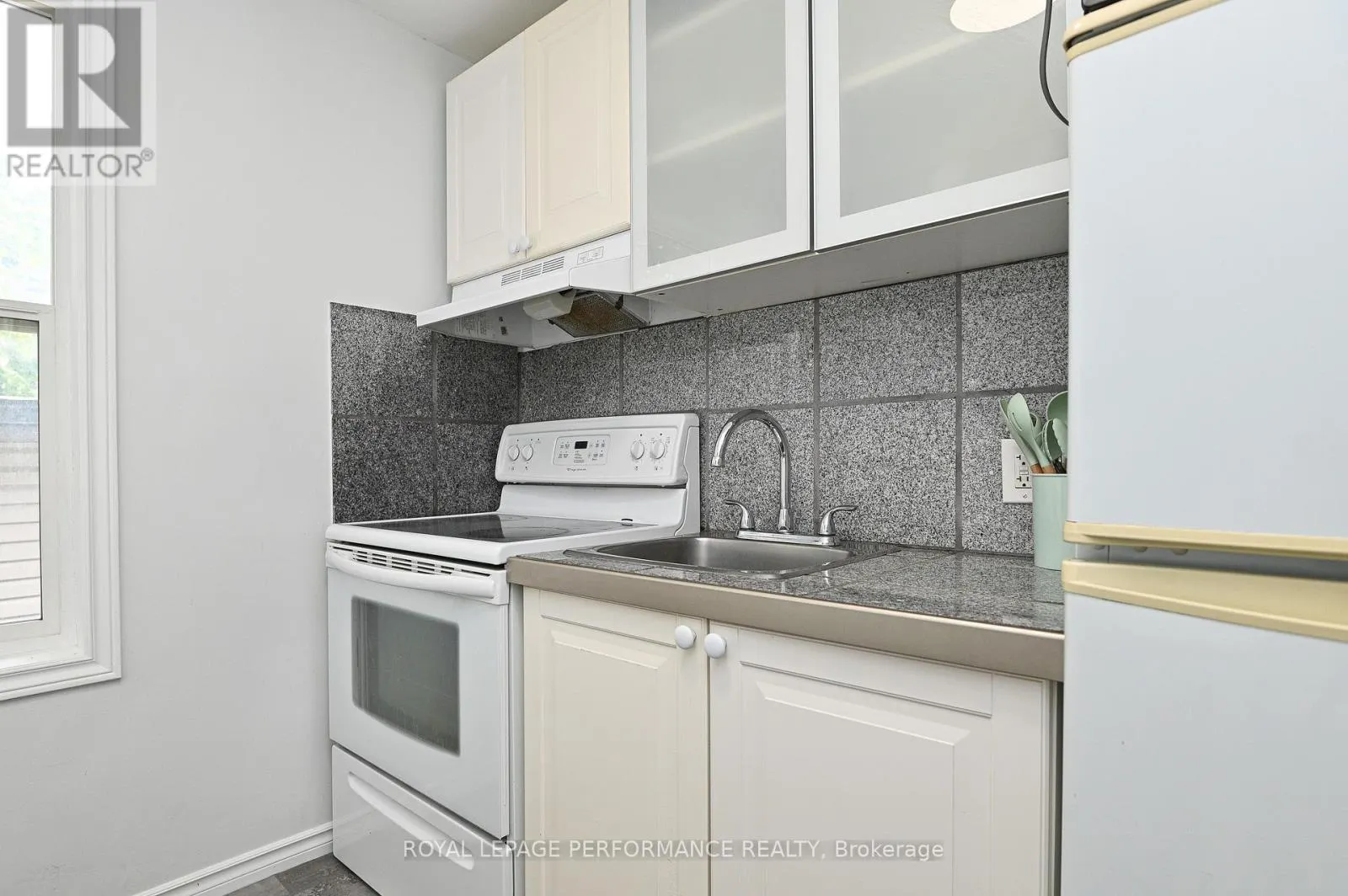 2 - 123 PAMILLA STREET W