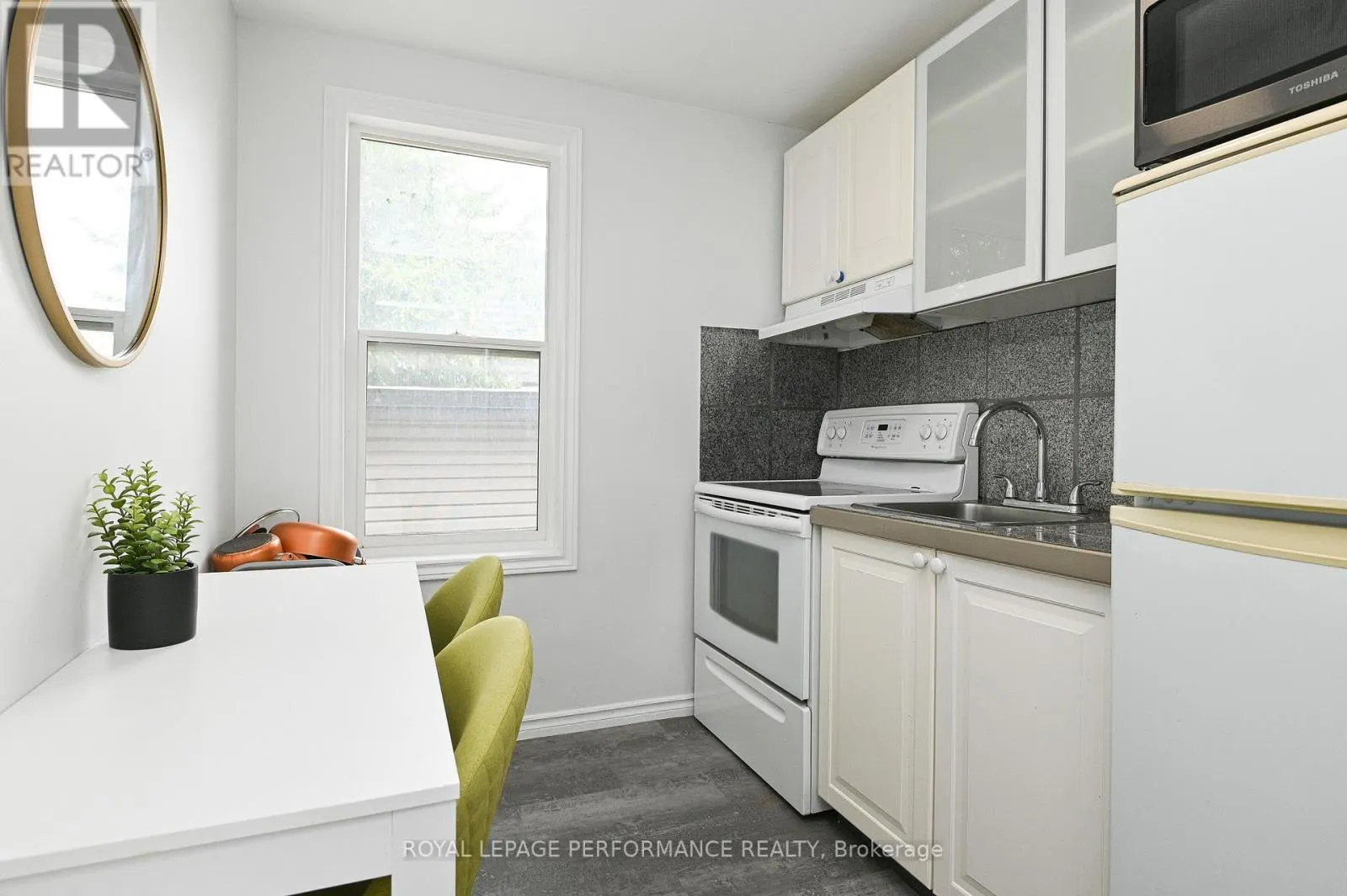 2 - 123 PAMILLA STREET W