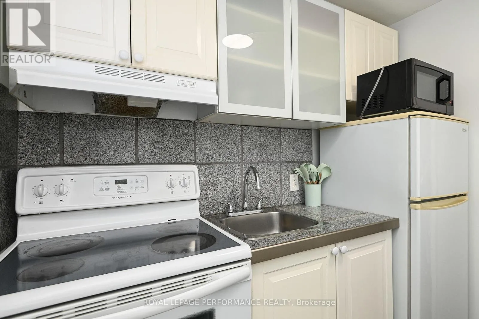 2 - 123 PAMILLA STREET W