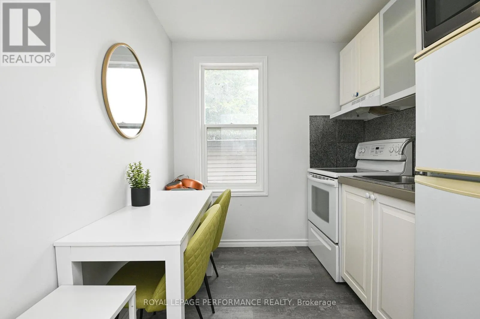 2 - 123 PAMILLA STREET W