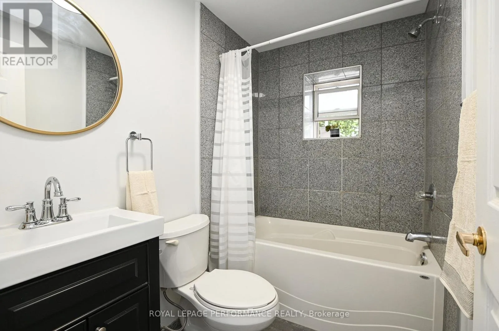 2 - 123 PAMILLA STREET W