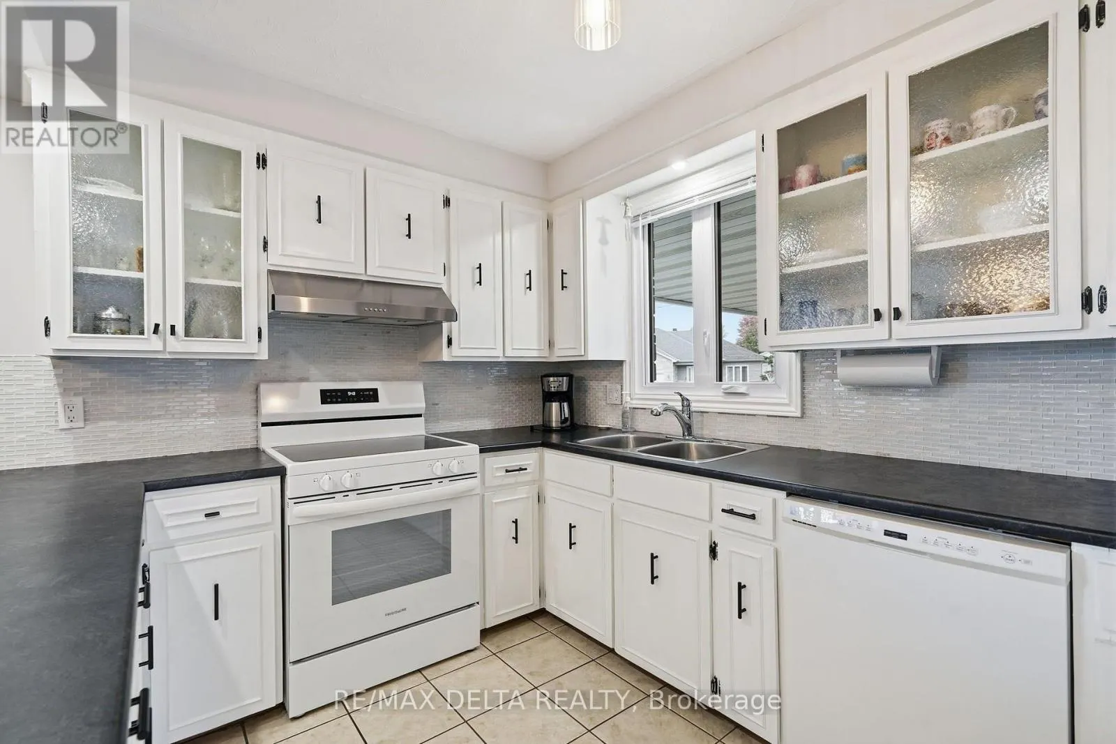 6 PLACE MADELEINE STREET