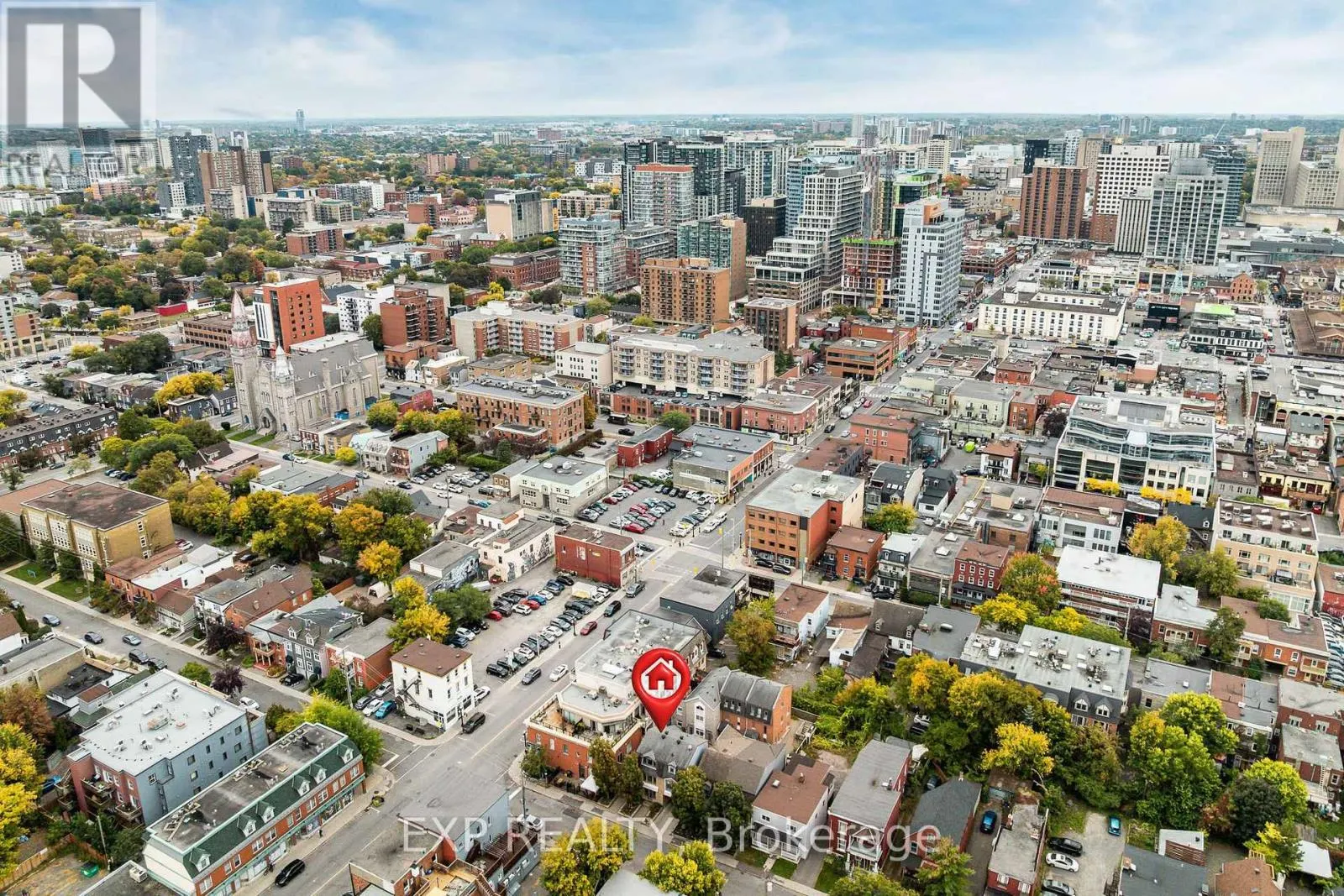 UNIT 1 LEVEL 1 - 122 GUIGUES AVENUE W
