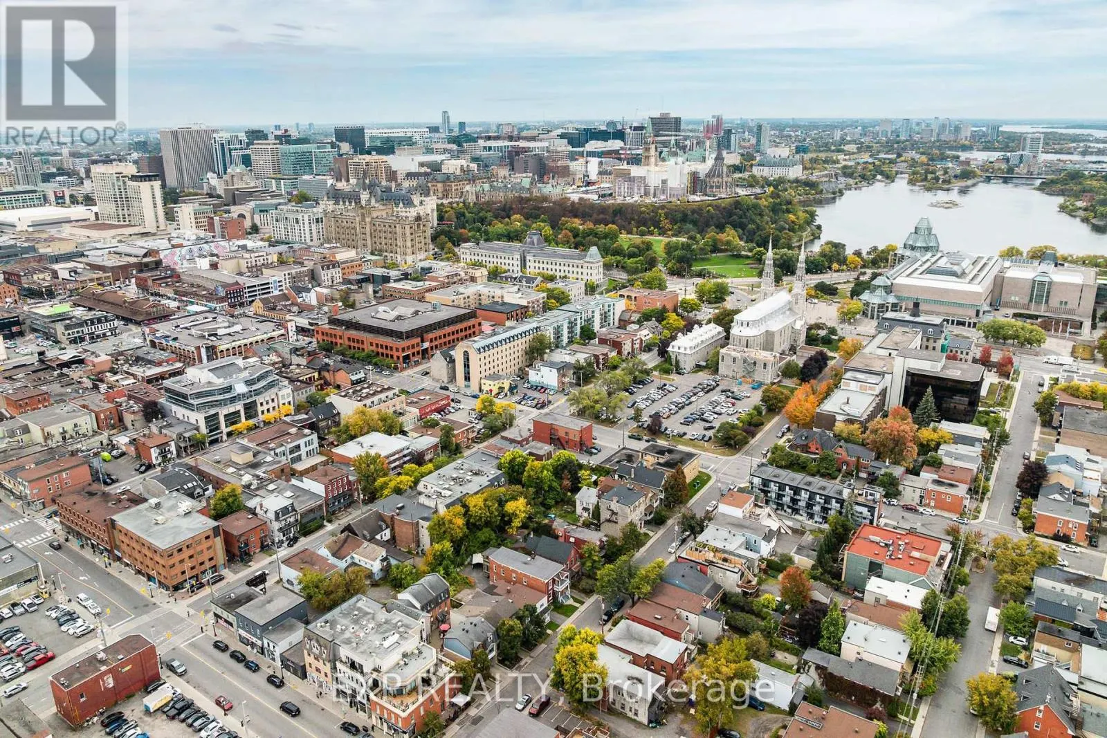 UNIT 1 LEVEL 1 - 122 GUIGUES AVENUE W