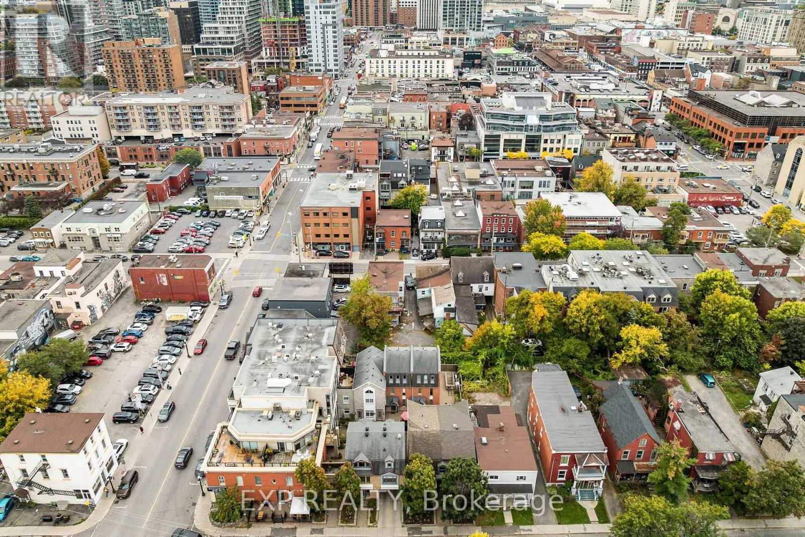 UNIT 1 LEVEL 1 - 122 GUIGUES AVENUE W