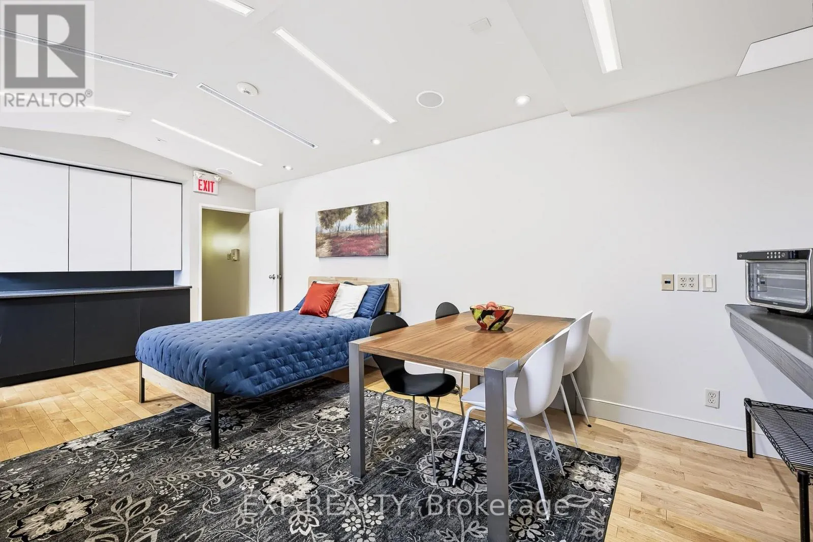 UNIT 1 LEVEL 1 - 122 GUIGUES AVENUE W