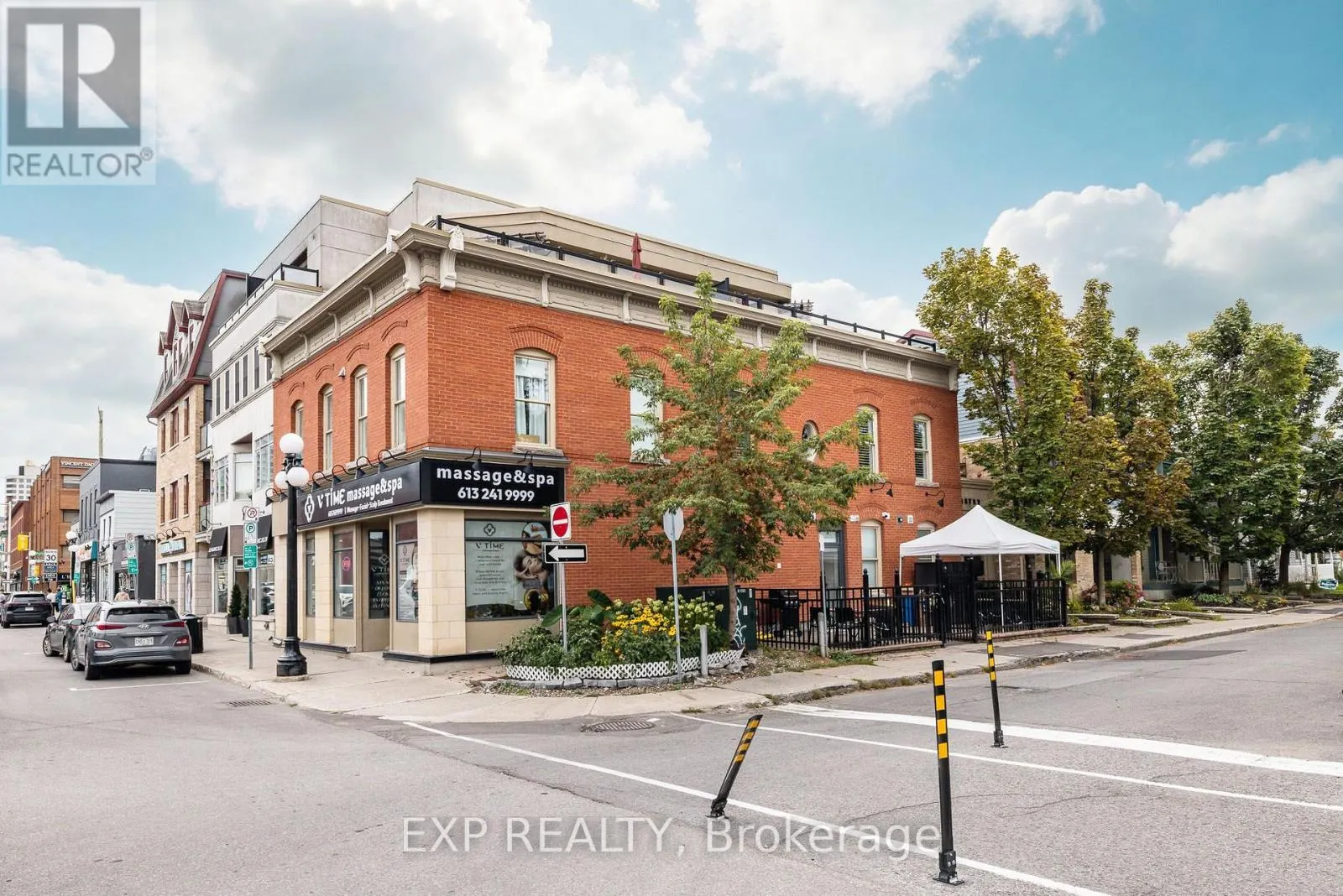 UNIT 1 LEVEL 1 - 122 GUIGUES AVENUE W
