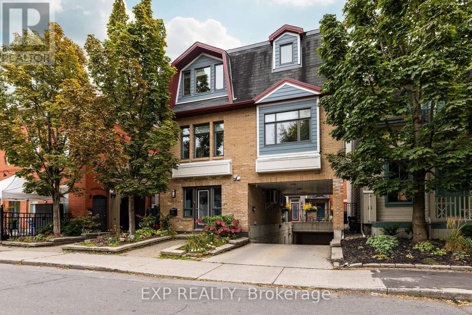 UNIT 1 LEVEL 1 - 122 GUIGUES AVENUE W