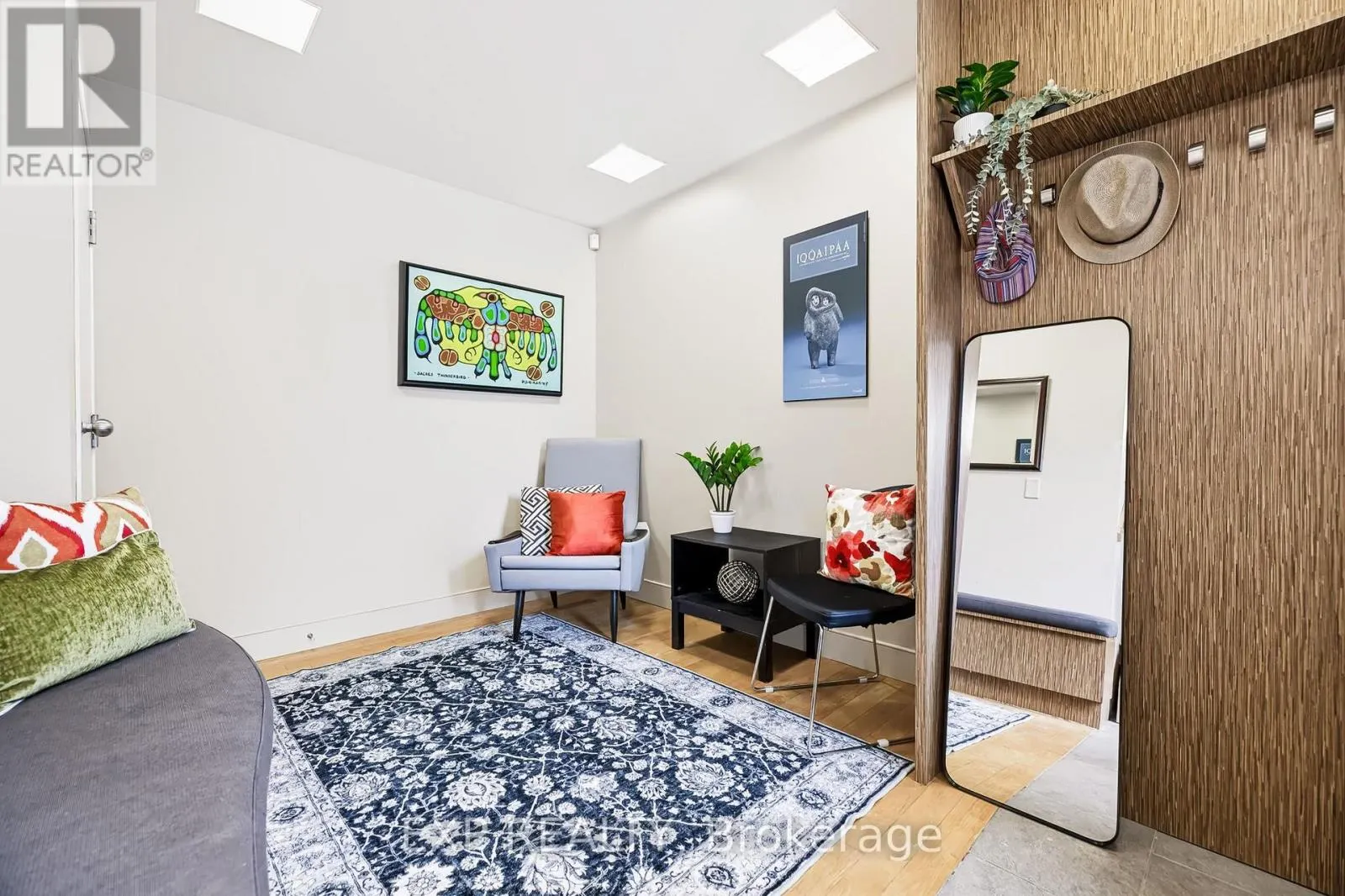 UNIT 1 LEVEL 1 - 122 GUIGUES AVENUE W
