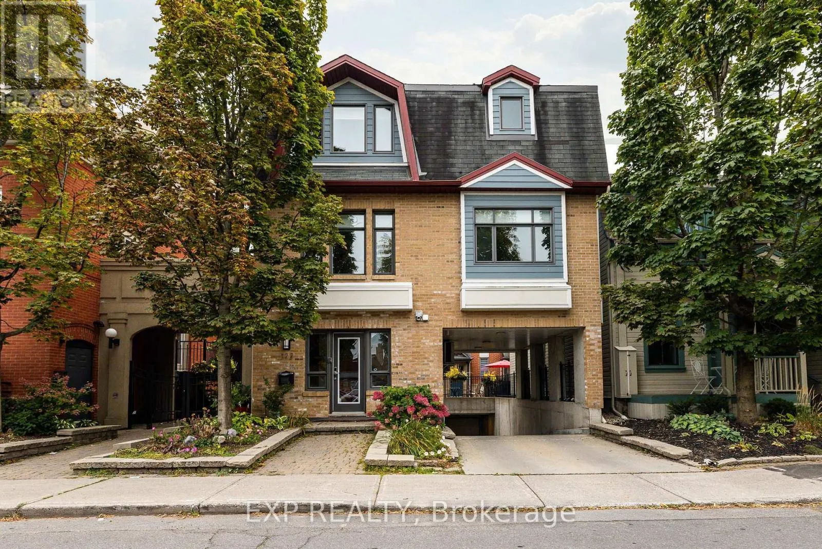 UNIT 1 LEVEL 1 - 122 GUIGUES AVENUE W