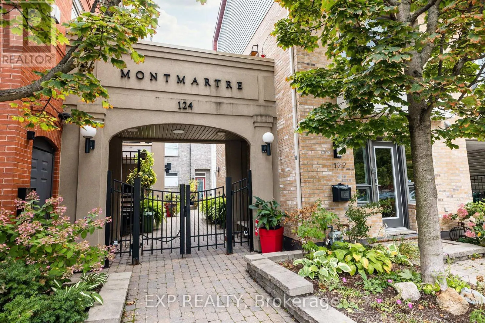 UNIT 1 LEVEL 1 - 122 GUIGUES AVENUE W