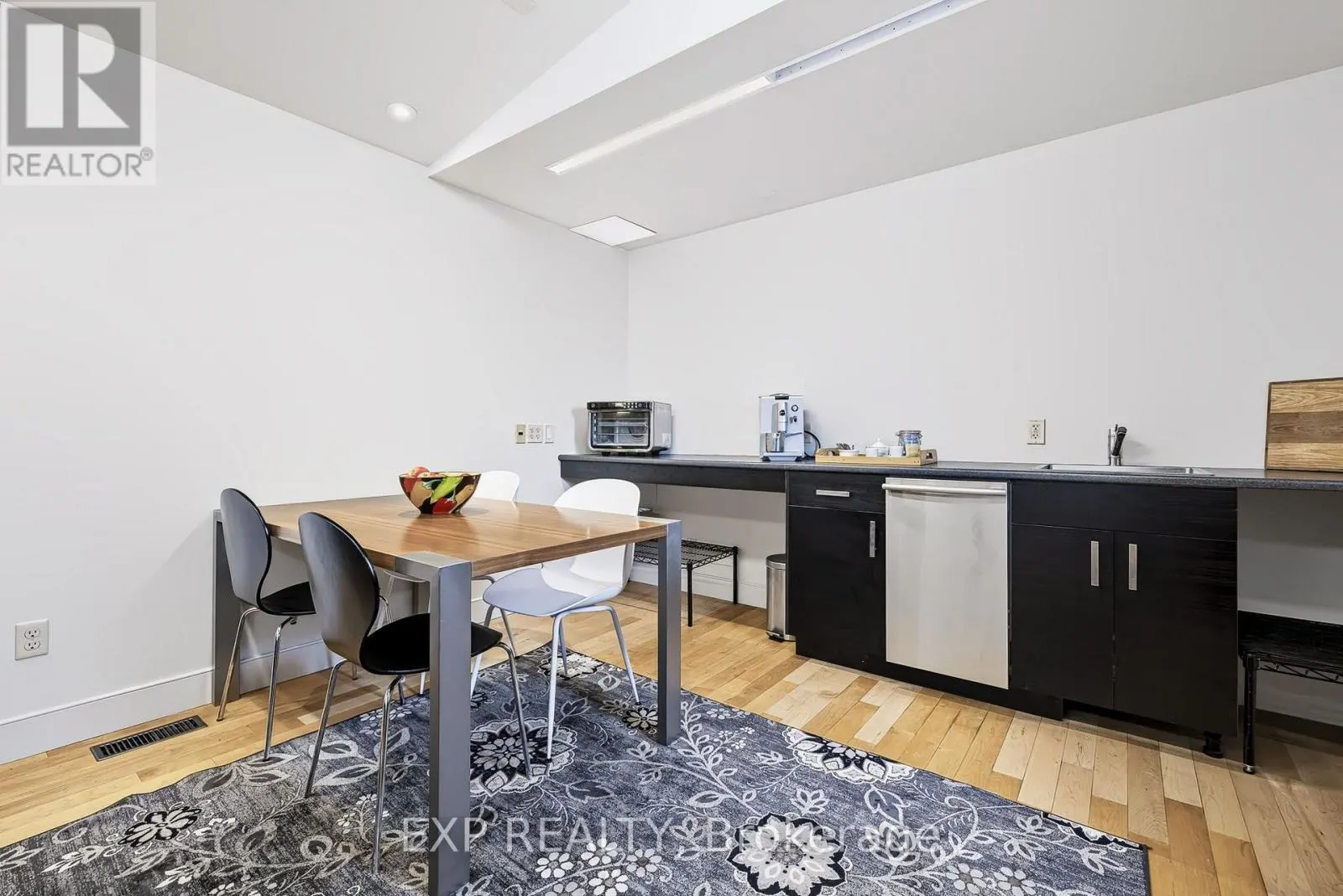 UNIT 1 LEVEL 1 - 122 GUIGUES AVENUE W