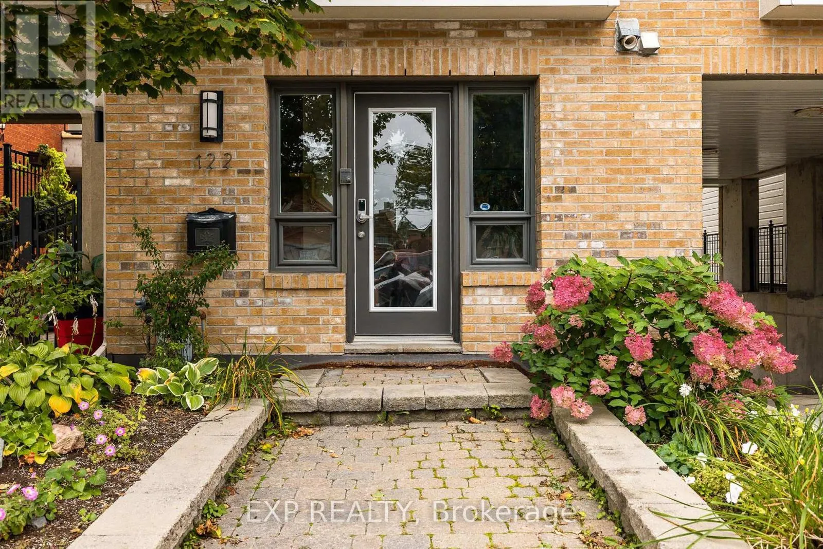 UNIT 1 LEVEL 1 - 122 GUIGUES AVENUE W