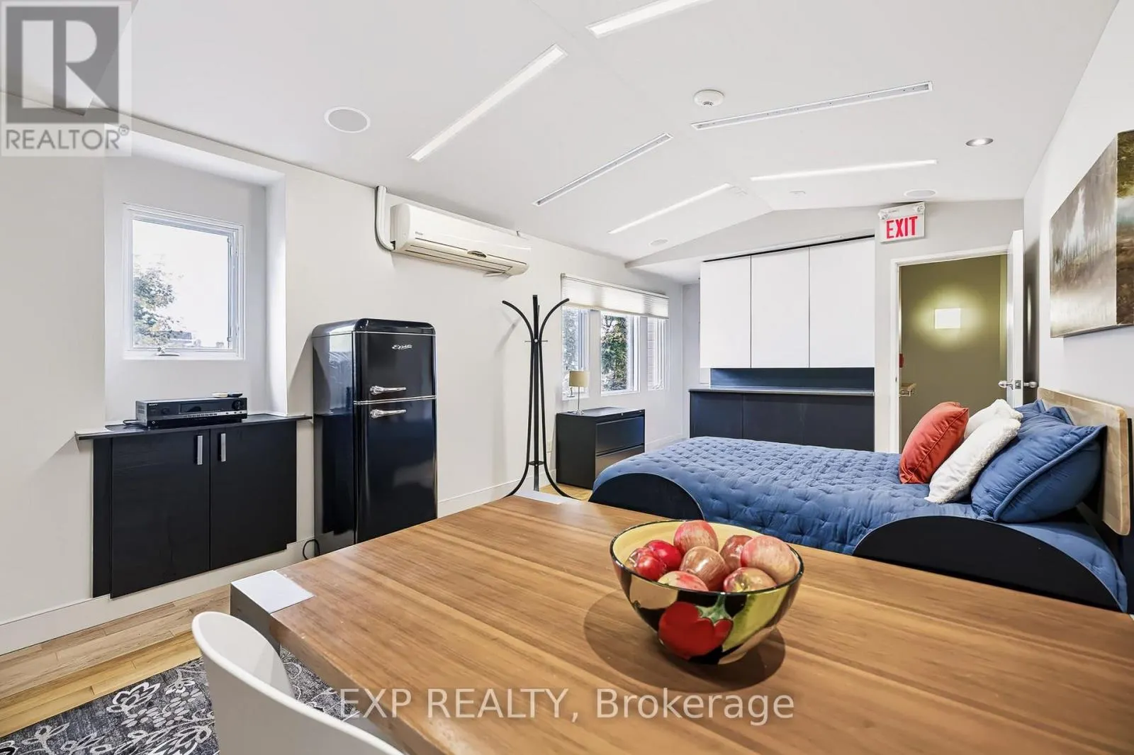 UNIT 1 LEVEL 1 - 122 GUIGUES AVENUE W