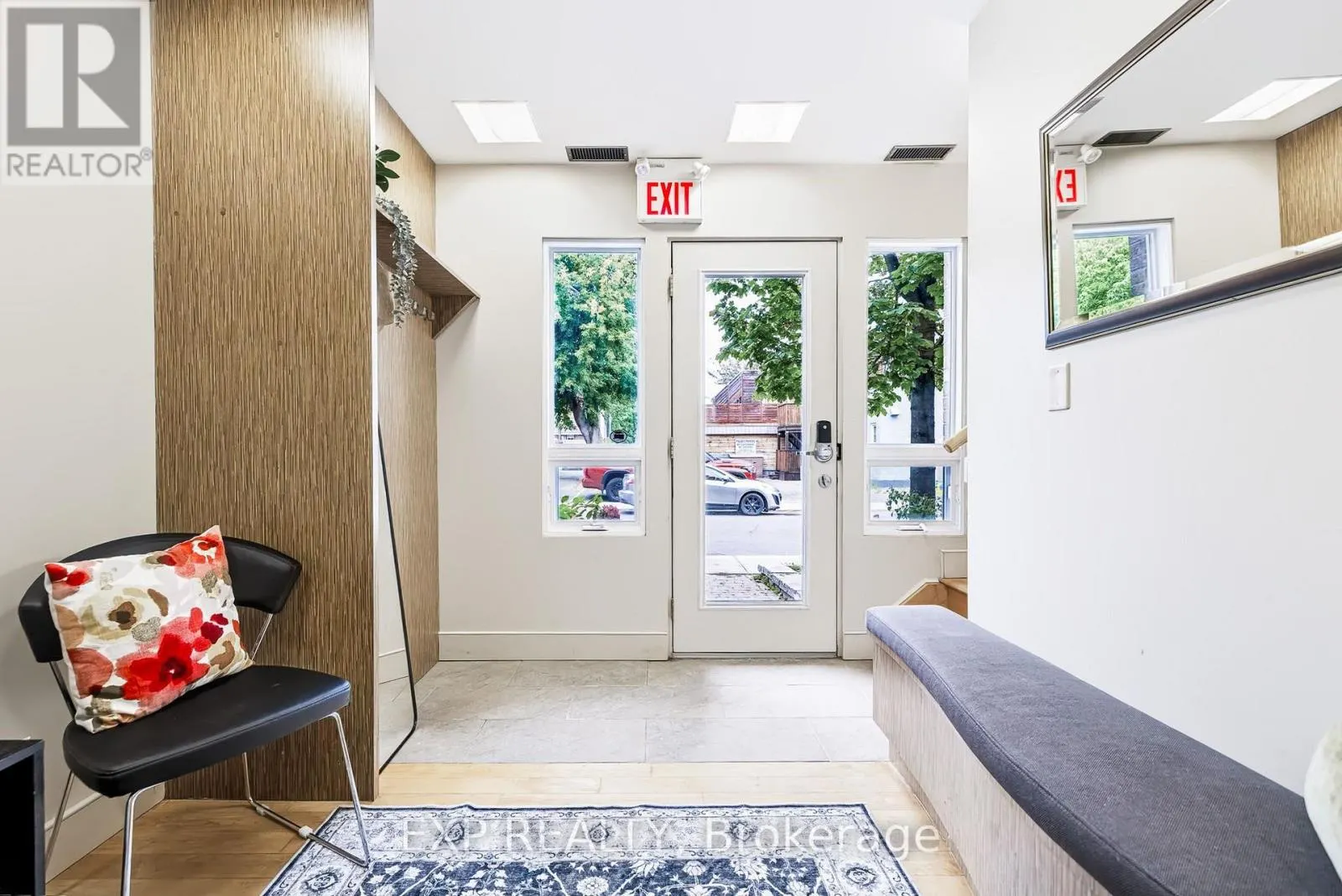 UNIT 1 LEVEL 1 - 122 GUIGUES AVENUE W