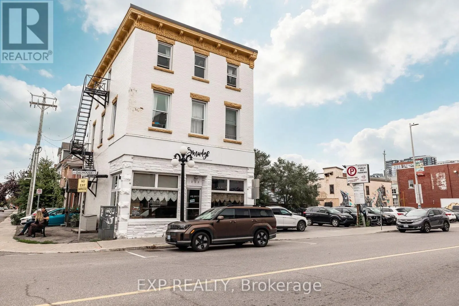 UNIT 1 LEVEL 1 - 122 GUIGUES AVENUE W