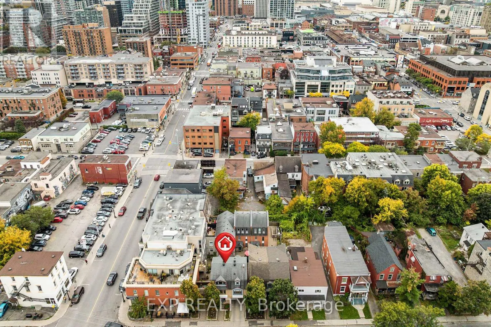 UNIT 1 LEVEL 1 - 122 GUIGUES AVENUE W