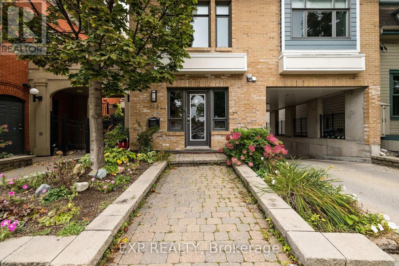 UNIT 1 LEVEL 1 - 122 GUIGUES AVENUE W