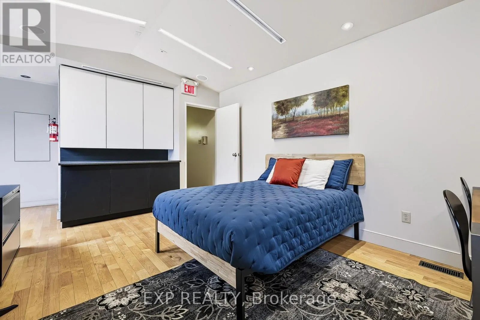 UNIT 1 LEVEL 1 - 122 GUIGUES AVENUE W