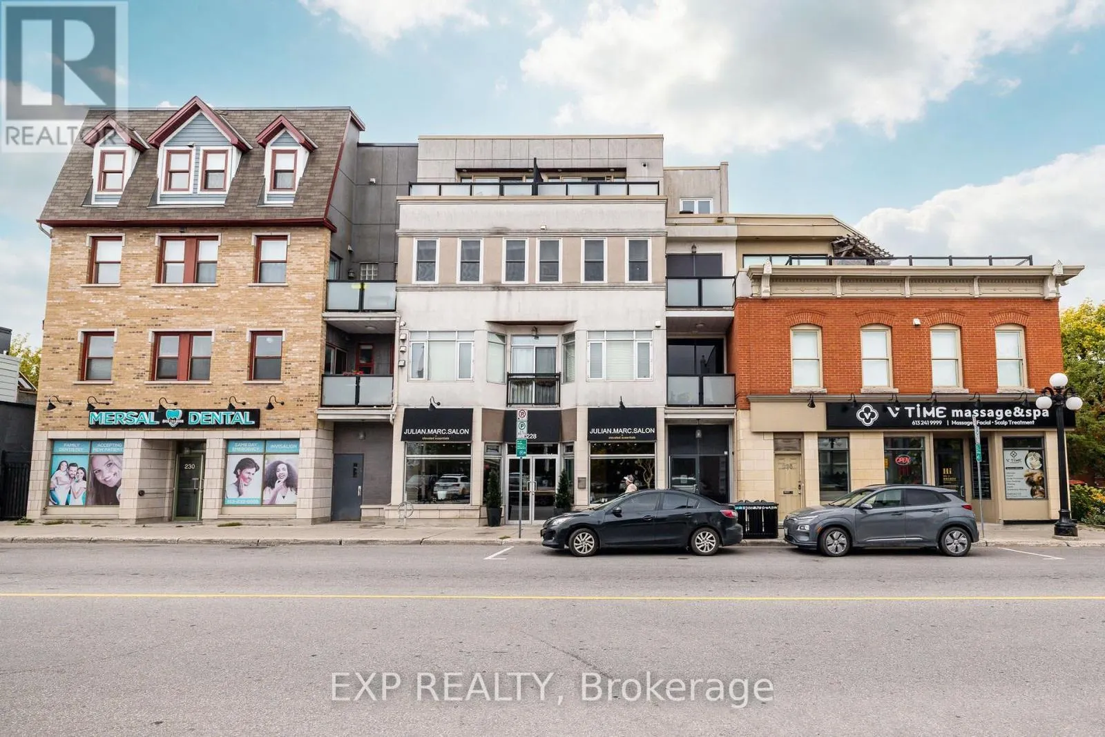 UNIT 1 LEVEL 1 - 122 GUIGUES AVENUE W
