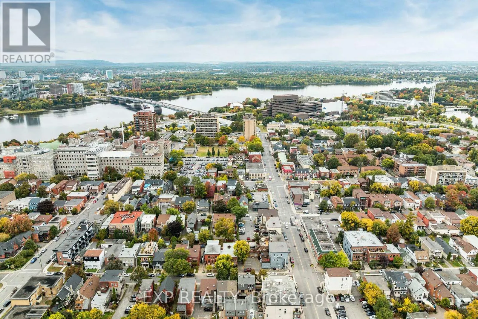 UNIT 1 LEVEL 1 - 122 GUIGUES AVENUE W