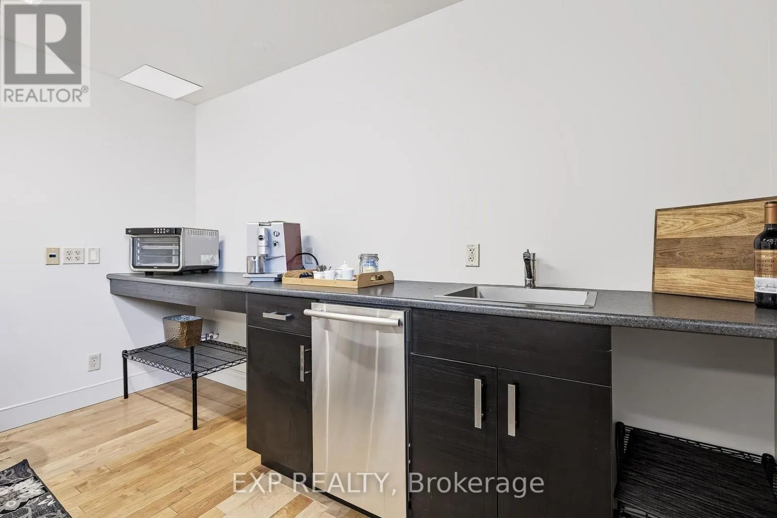 UNIT 1 LEVEL 1 - 122 GUIGUES AVENUE W