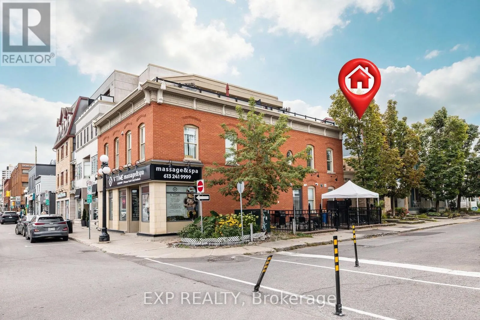 UNIT 1 LEVEL 1 - 122 GUIGUES AVENUE W