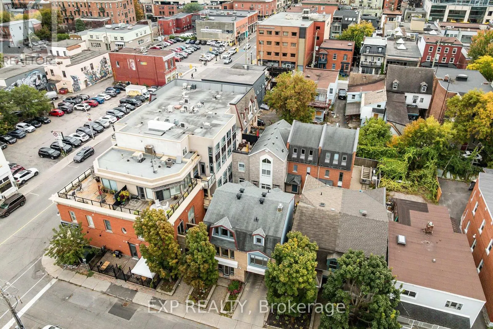 UNIT 1 LEVEL 1 - 122 GUIGUES AVENUE W